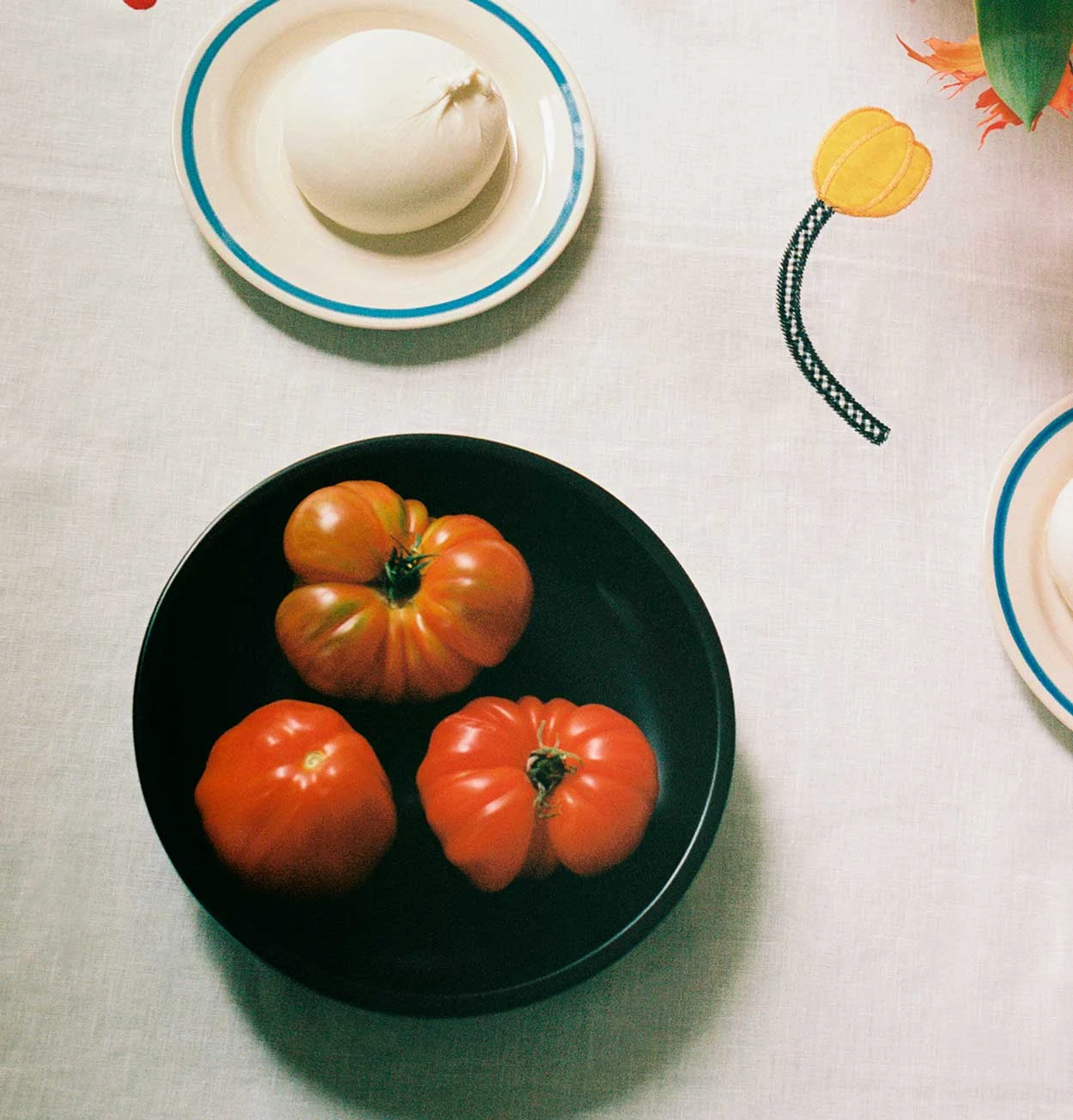 HAY Sobremesa Serving Bowl – Small – Dark Green 4 HAY Sobremesa Serving Bowl – Small – Dark Green - Image 2