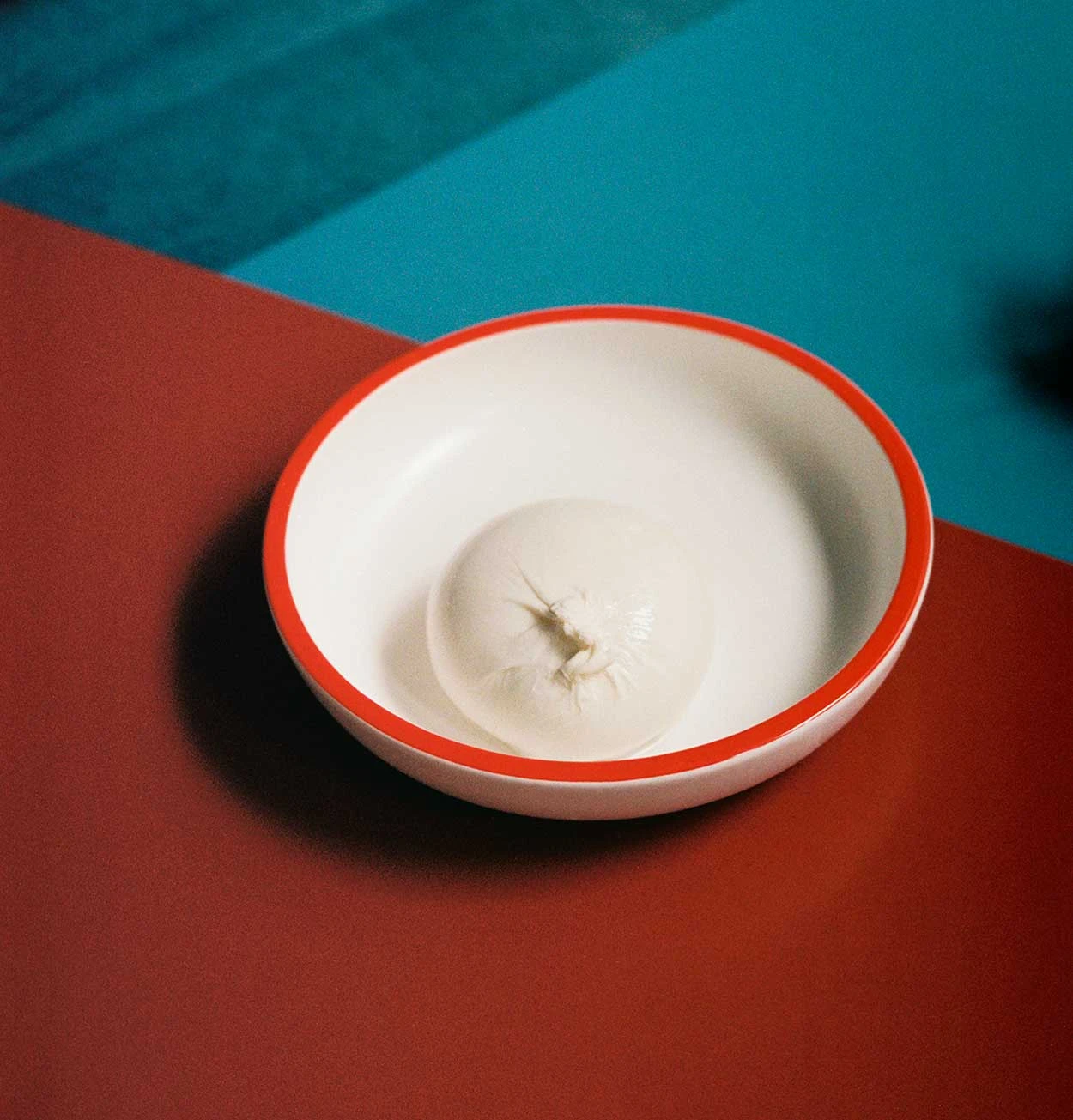 HAY Sobremesa Serving Bowl – Small – White With Red Rim - Image 2